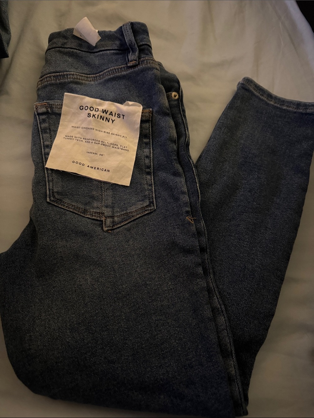Good American Skinny Jeans in Dark Wash Blue